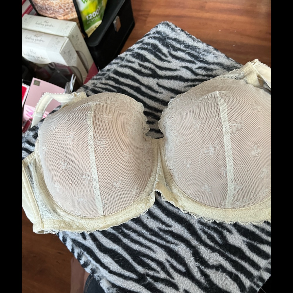 Le Mysterey Ivory Maternity Full Support Underwire Foam Cup Bra Size 40E.  NEW!